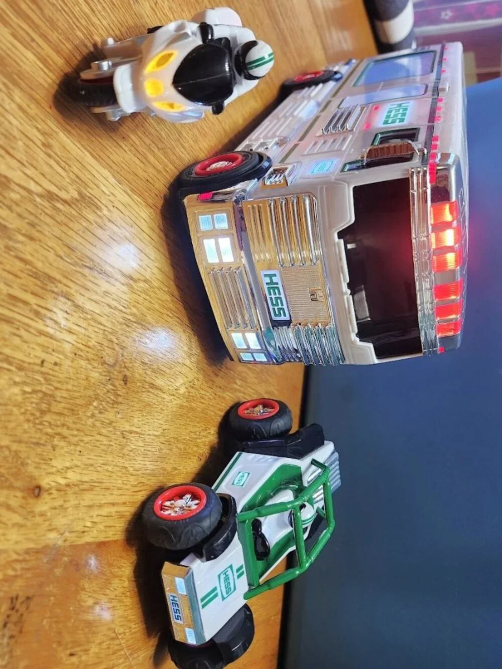 Hess 2018 RV with ATV & Motorbike Motorcycle race car lights sirens Collectible